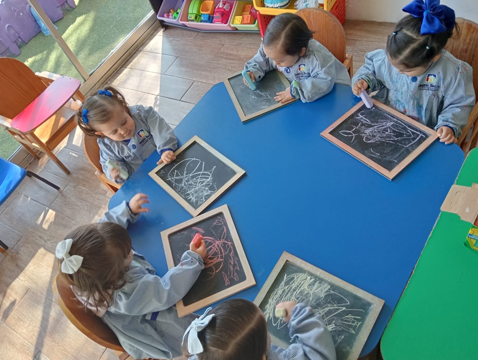 Niñas y niños explorando el dibujo y el arte en el aula Reggio